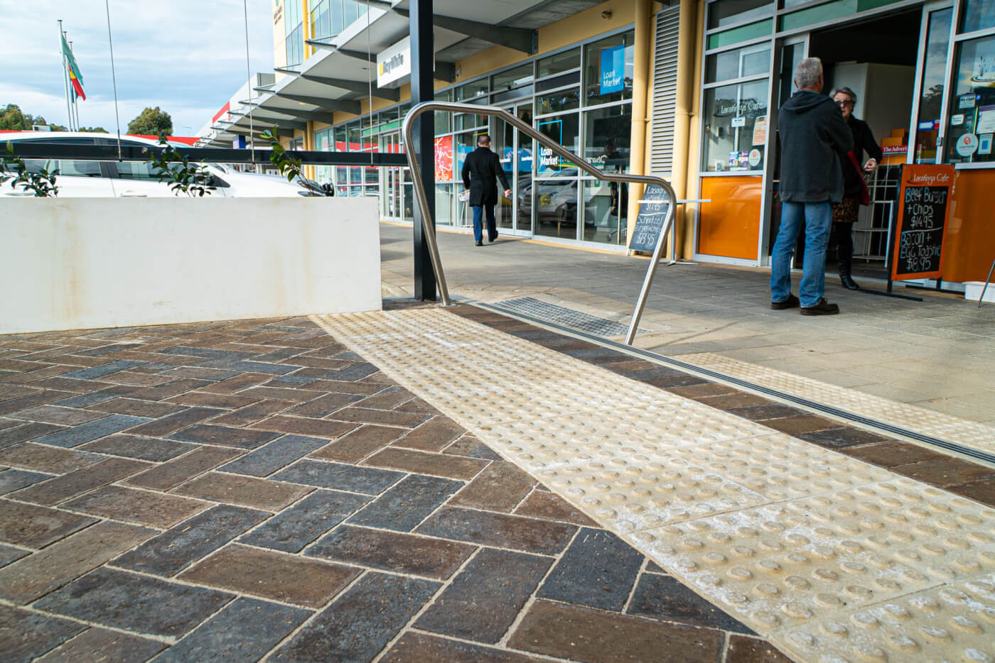 Coaldale Block street pavers line a walkway at Spring Hill College, Aug.  22, 2020, in Mobile, Alabama. The red clay bricks were made by Coaldale  Brick Stock Photo - Alamy