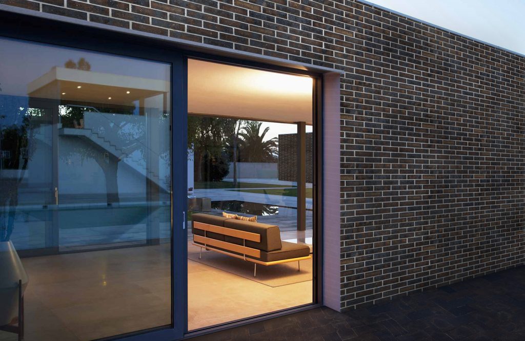 Coachhouse 'venice' 50mm brick modern home